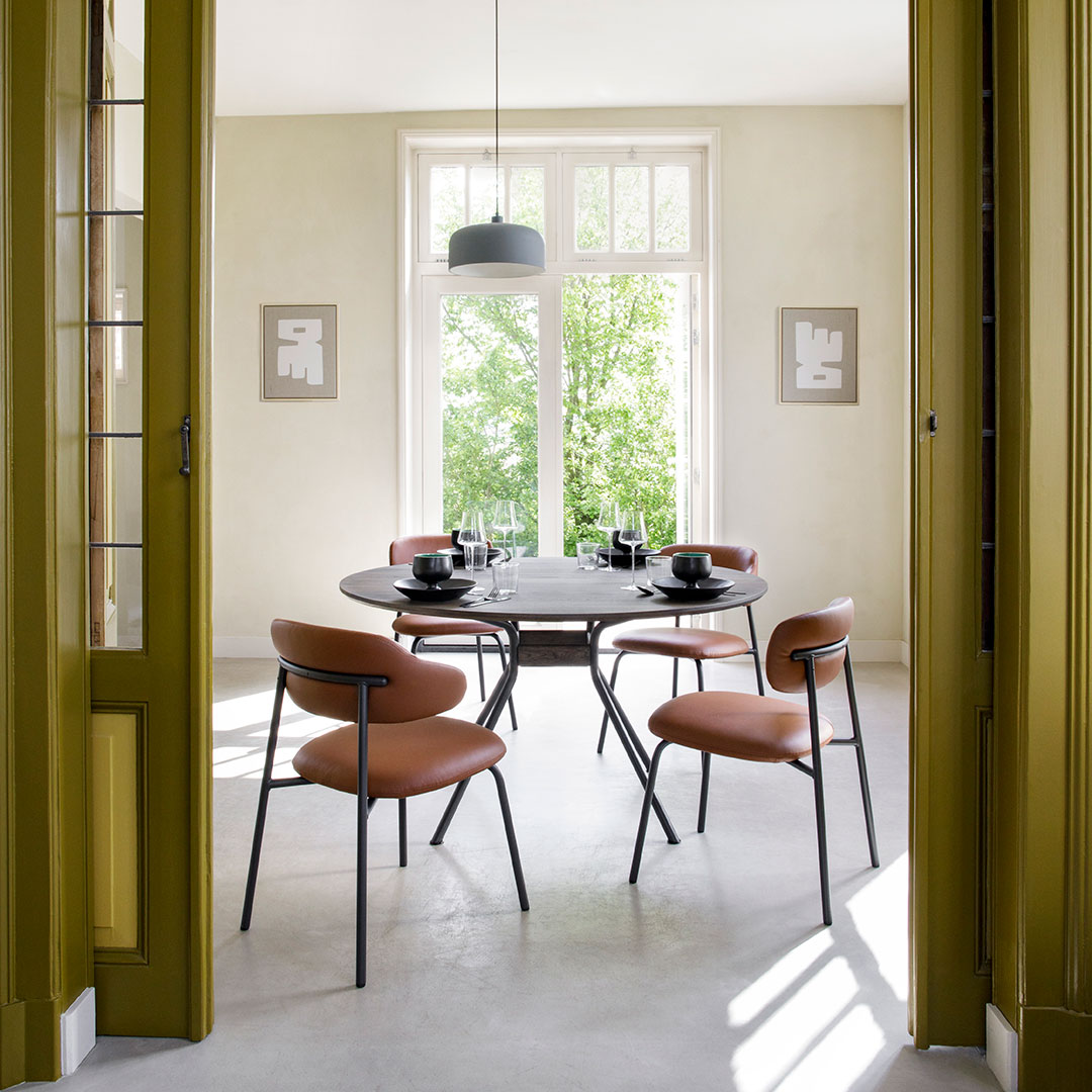 Beso Round Dining Table