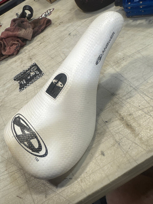 Answer pivotal seat white