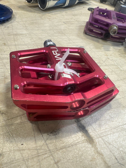 Snafu anorexic 9/16 pedals red