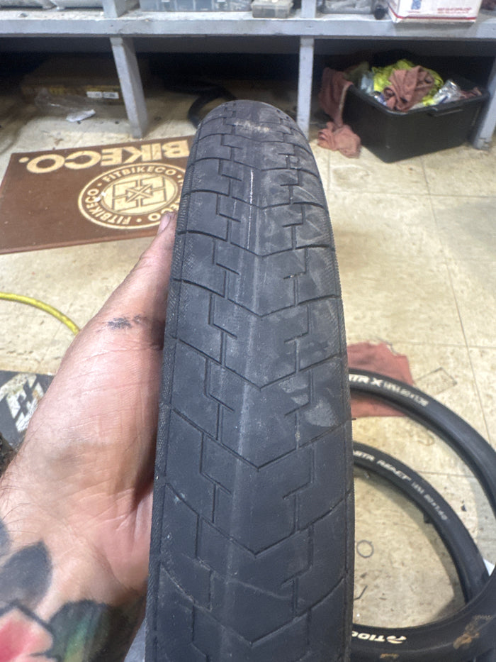 United direct 18x2.10 tan wall tire